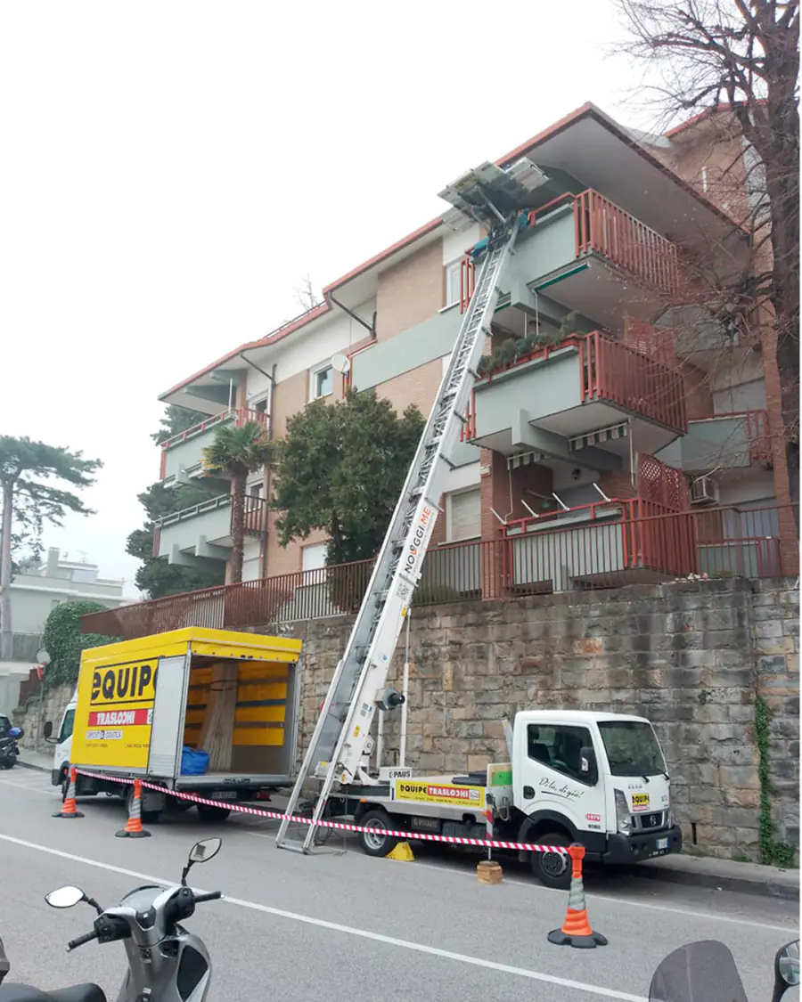 Trasloco a Trieste con autoscala: la scala Equipe arriva al balcone del terzo piano, il camion lavora in strada dentro l'area delimitata